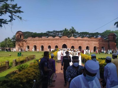 বিশ্ব ঐতিহ্য ষাটগম্বুজ মসজিদে ঈদের জামায়াত অনুষ্ঠিত